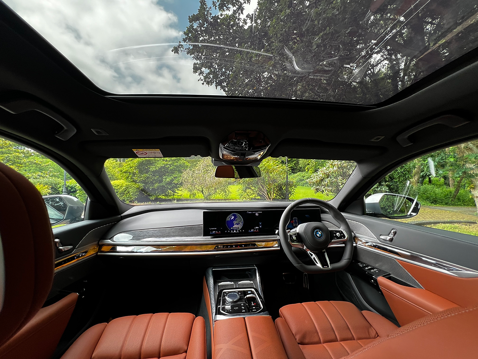 Thumbnail: 2025 BMW i7 M Sport 50e 