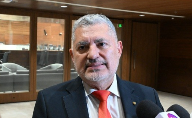 Villalobos marca jerarquía en bancada oficialista