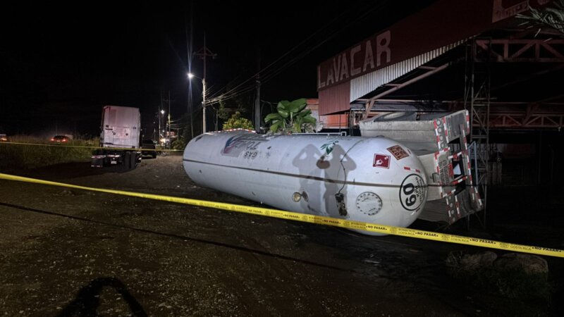 Drama en la Ruta 32: cisterna cargada de GLP termina sobre un vehículo estacionado
