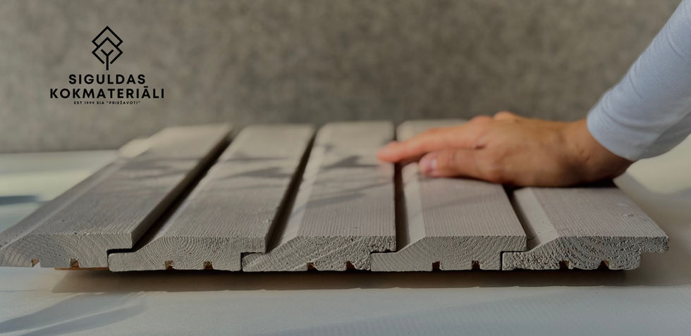 Žāvēts un ēvelēts fasādes dēlis, paredzēts eksterjera ēku fasādei un interjera dekoratīvajiem elementiem; koksne ar 16–20% mitrumu, kalibrēta ar gludu virsmu. Pieejams Siguldas Kokmateriāli veikalā Latvijā.