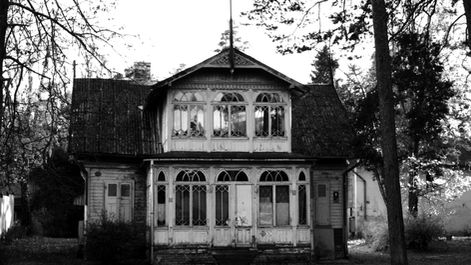 Jūrmalas profils – īpašais apdares dēļu klājums – ir kļuvis par vienu no Latvijas koka arhitektūras simboliem. No greznajām Jūrmalas villām 19. gadsimtā līdz mūsdienu restaurācijām un jaunbūvēm tas apliecina, ka mode arhitektūrā tiešām iet pa apli. Vai šis profils drīzumā atgriezīsies modernajā dizainā?