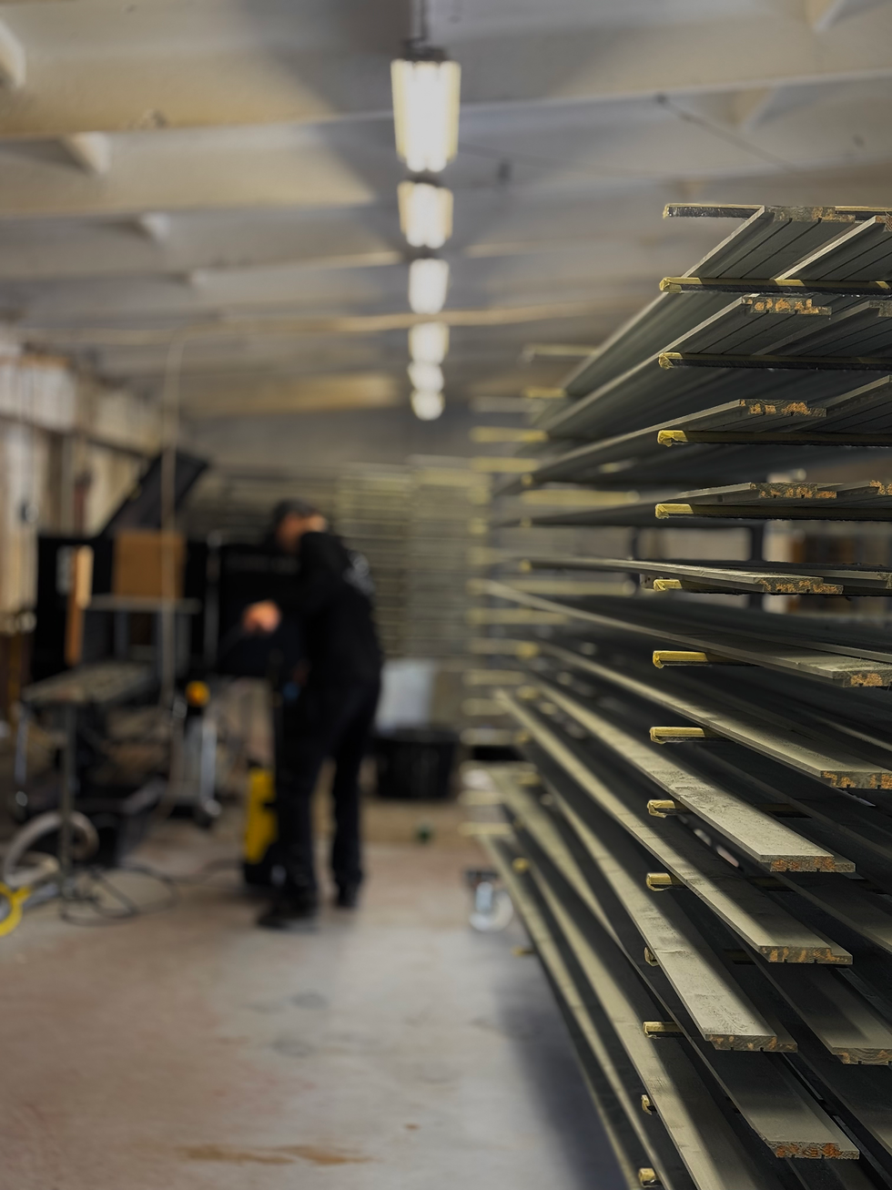 SIA PRIEŽAVOTI industriālās krāsošanas cehs Siguldā ar modernu aprīkojumu. Krāsoti kokmateriāli fasādei ar vienmērīgu pārklājumu.