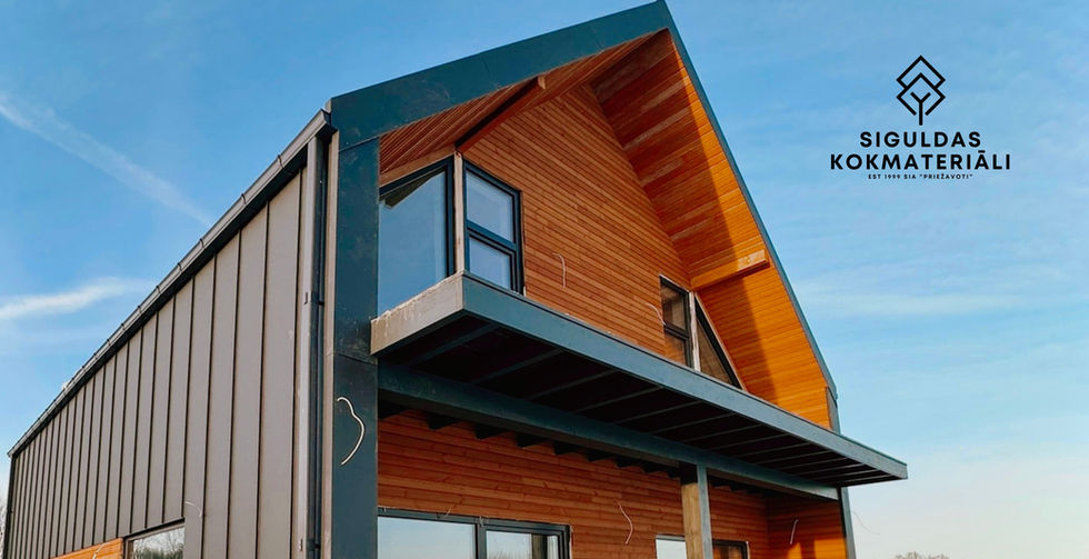 Žāvēts un ēvelēts fasādes dēlis, paredzēts eksterjera ēku fasādei un interjera dekoratīvajiem elementiem; koksne ar 16–20% mitrumu, kalibrēta ar gludu virsmu. Pieejams Siguldas Kokmateriāli veikalā Latvijā.