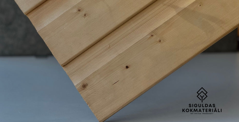 Žāvēts un ēvelēts fasādes dēlis, paredzēts eksterjera ēku fasādei un interjera dekoratīvajiem elementiem; koksne ar 16–20% mitrumu, kalibrēta ar gludu virsmu. Pieejams Siguldas Kokmateriāli veikalā Latvijā.