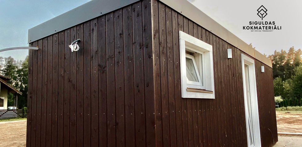 Siguldas Kokmateriāli klienta māja - fasādes dēlis ēku ārējai apdarei. Žāvēti, ēvelēti un kalibrēti koka dēļi fasādēm, sienu apšuvumiem, terasēm, nojumēm un sētām, ar gludu virsmu un piemēroti krāsošanai, beicēšanai, eļļošanai, lakošanai vai dedzināšanai. 