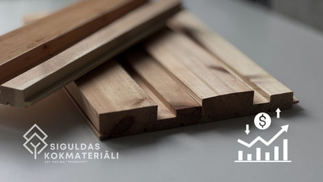 Dēlis ar cenu svārstību grafiku uz tā, redzami sakrauti kokmateriāli.