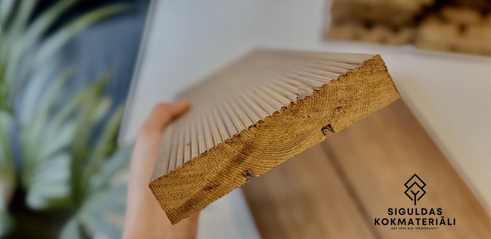 Termiski apstrādāts kokmateriāls Siguldas Kokmateriālos iegūst lielāku noturību pret vides ietekmi, saglabājot dabisku koka raksturu.
Thermally treated timber at Siguldas Kokmateriāli gains greater resistance to environmental impact while preserving the natural character of wood. decking board
