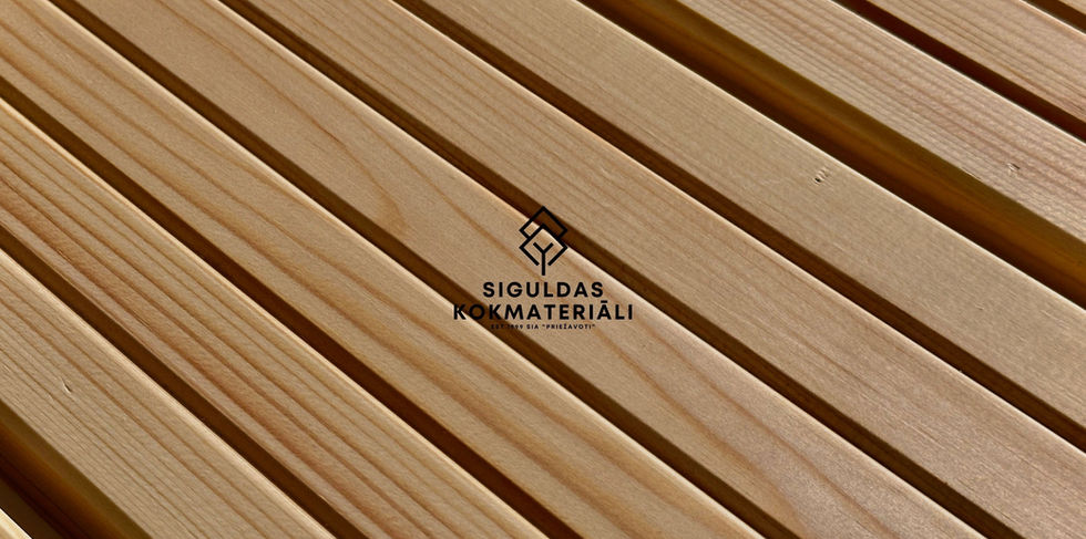 Priedes termo koka terases dēļa virsma ar 5 dizaina gropēm tuvplāns / Thermowood pine decking surface with 5 groove pattern close