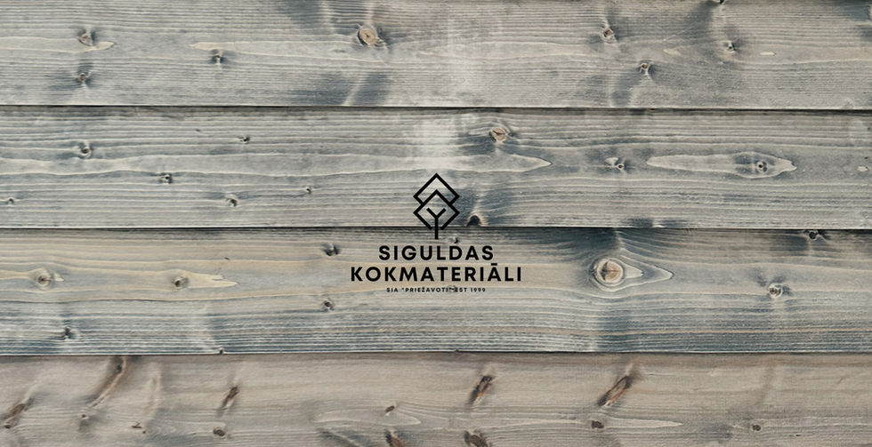 Žāvēts un ēvelēts fasādes dēlis, paredzēts eksterjera ēku fasādei un interjera dekoratīvajiem elementiem; koksne ar 16–20% mitrumu, kalibrēta ar gludu virsmu. Pieejams Siguldas Kokmateriāli veikalā Latvijā.