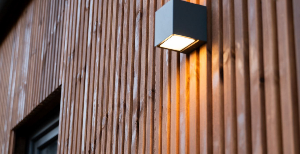 Pusspundes termokoka fasādes dēlis dizains 3 klienta mājā tuvplānā / Thermowood cladding board ship-lap design 3 close-up on client’s house