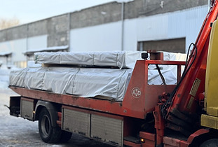 piegāde no siguldas kokmateriāli veikala ar manipulatoru
