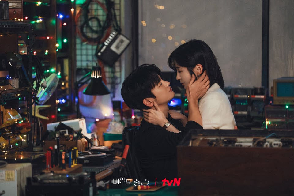 Seo In Guk et Park Ji-hyun partagent un moment intime dans le drama À demain au bureau ! – Photo : t
