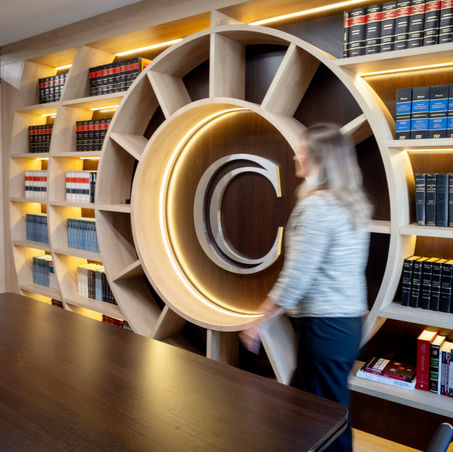 arquiteta campinas; estante curva; estante de livros diferente; projeto corporativo