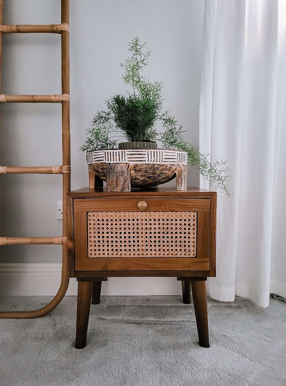 Thumbnail: Mangkok White washed carved 4 leg Pot