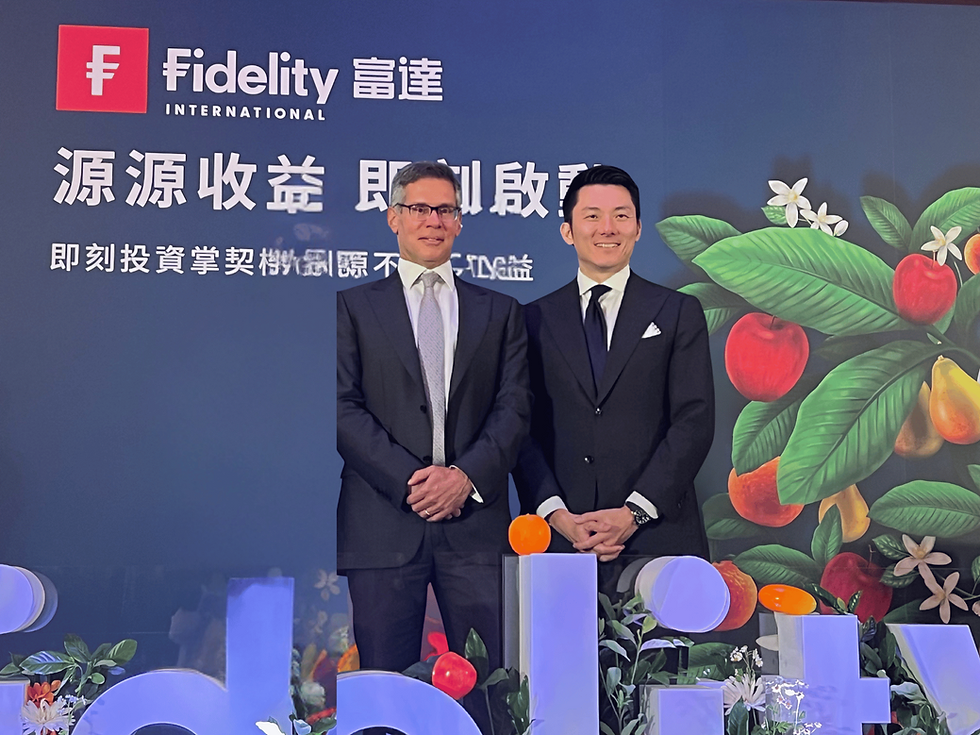 2023年富達-全球優質債券基金推出後收級別基金,8.5%配息率翻轉富達境外基金在台銷售的低迷。惟當年行銷長已掛冠求去,照片裡右為富達投信李少傑董事長(右)和富達-全球優質債券基金經理人之一Peter Khan(左),當年為這檔基金後收級別上市舉辦的一場大型通路投資論壇,兩年來終於迎來市場逆轉,這檔基金的淨申購金額,勇奪今年上半年境外基金排名第一多,國人投資比重即將爆頂。