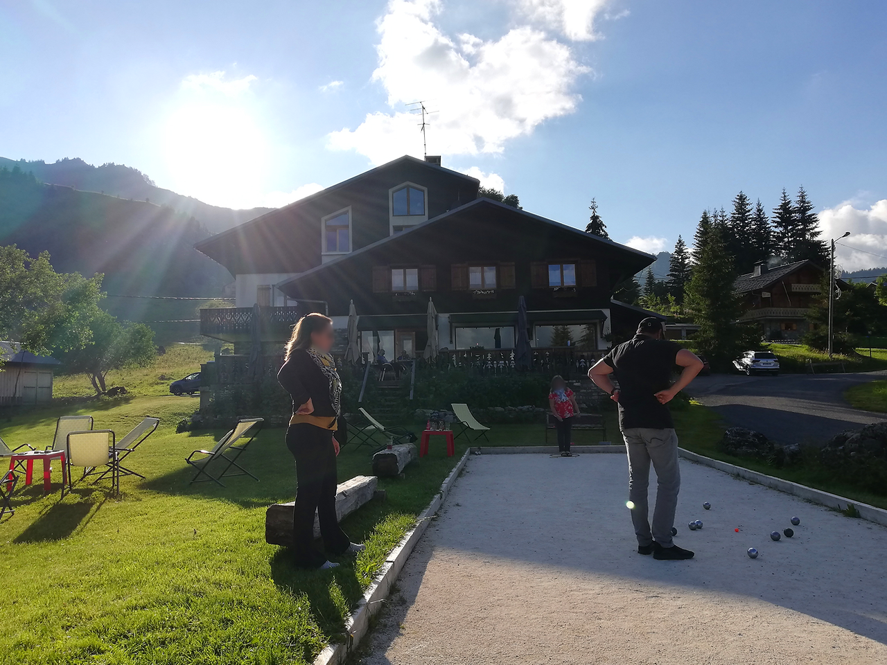 Après une journée bien remplie, quoi de mieux qu'une petite pétanque au Taconet pour se détendre et profiter des joies de l'été en montagne ?