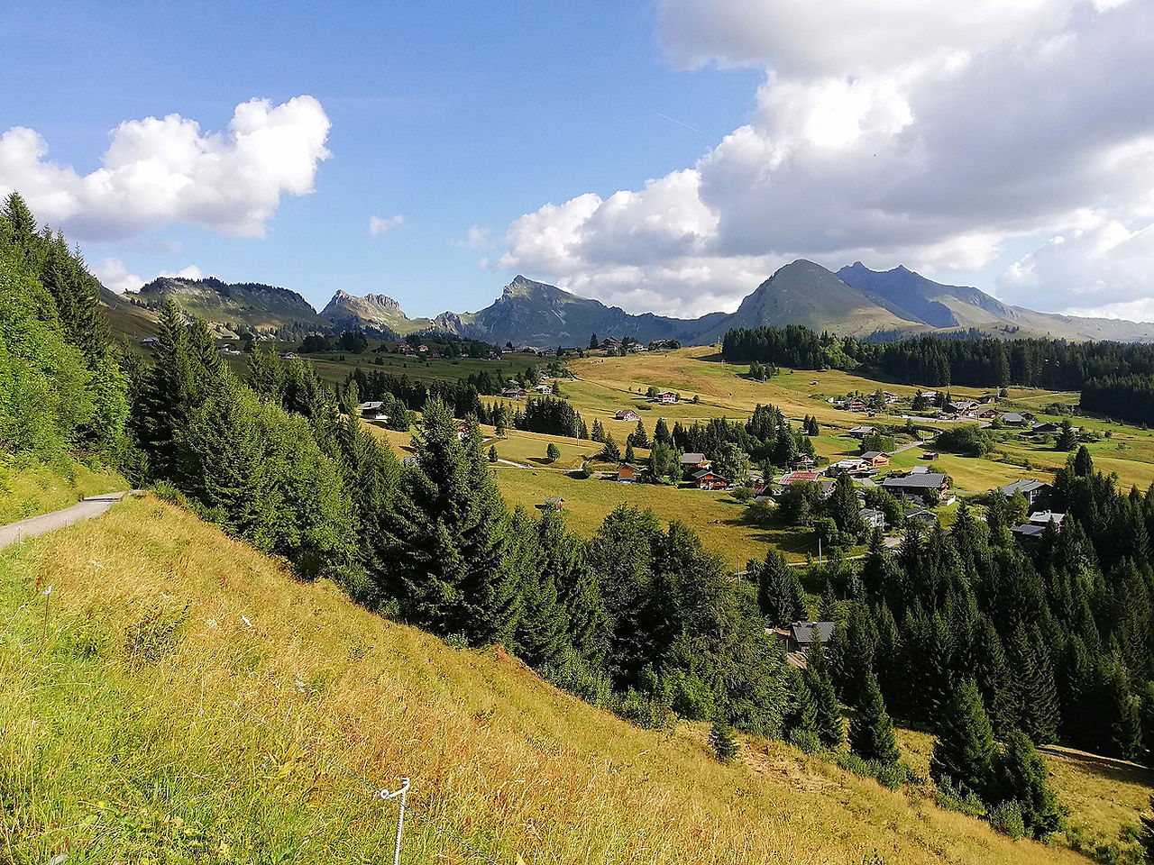 La vue depuis la route du Planay est tout simplement époustouflante : un panorama grandiose s'étend à perte de vue.