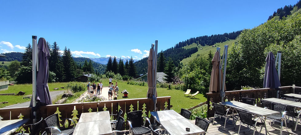 La terrasse de l'hôtel-restaurant Le Taconet et la chaîne du Mont-Blanc