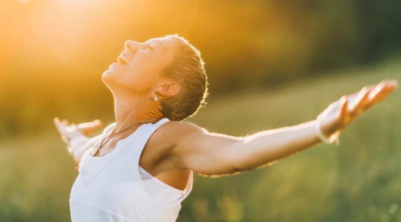 Femme-heureuse-forme-guerison-problemes-digestifs-programme-en-ligne-marina-valentin-energie-vitalite-soulager-intestin-irritable-constipation-ballonnements-ventre-gonfle-stress-anxiete-fatigue-chronique-epuisement