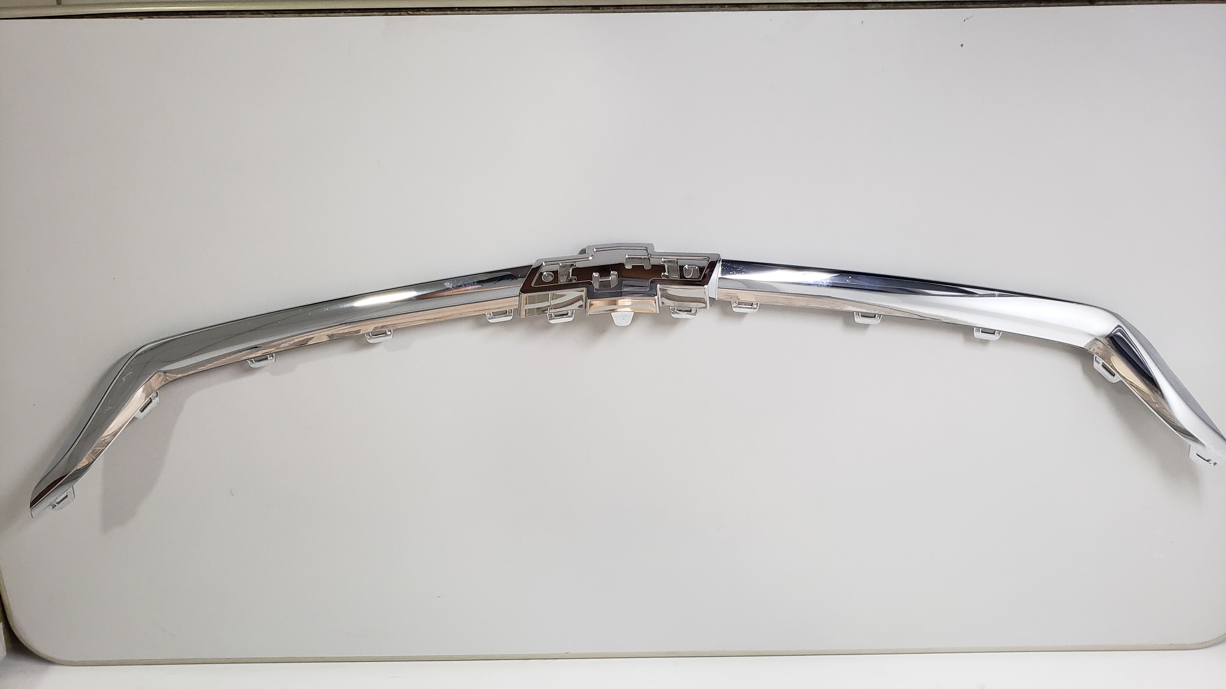 Moldura Cromada Superior Grade Radiador Chevrolet Onix 2020–2024 – Código 262121