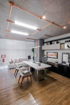 https-::revistacasaejardim.globo.com:Casa-e-Jardim:Decoracao:noticia:2016:12:escritorio-ganha-estilo-industrial-sofisticado-apos-reforma.html