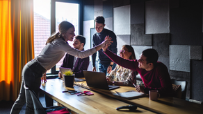 A supervisor handing a thank-you card to an employee with a smile, symbolizing non-monetary recognition