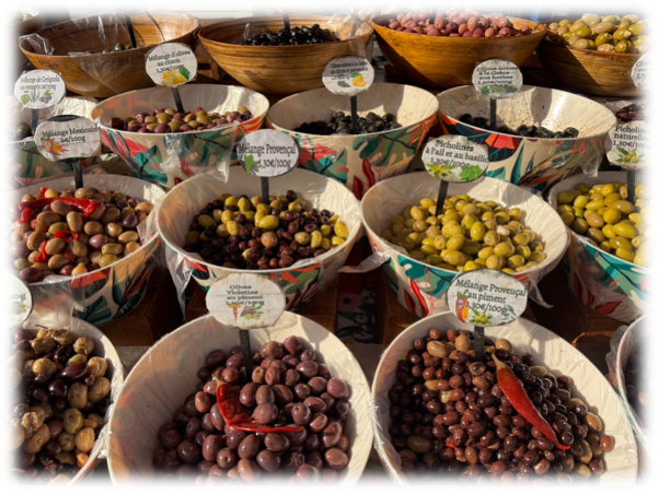 Marché d’olives en paniers, variétés vertes, noires et violettes au marché cours saleya .