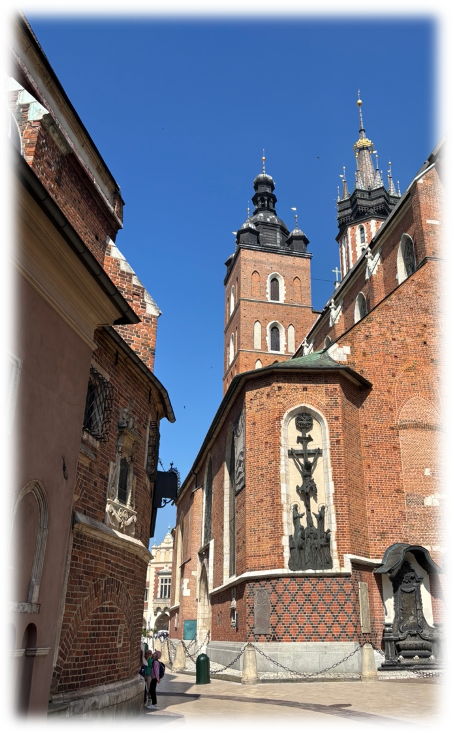 façade arrière de la Basilique Sainte-Marie sur la place Rynek Główny à Cracovie