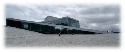 Opéra moderne en verre à Oslo sous un ciel nuageux. Deux personnes marchent sur l'esplanade blanche. Atmosphère calme et architecturale.