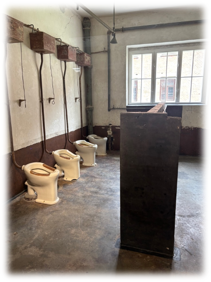 Les latrines collectives au camps de concentration Auschwitz