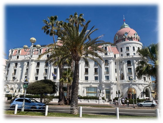 Vue sur la façade de l'hôtel Negresco