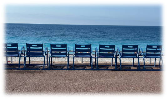Rangée de chaises bleues sur la promenade des anglais à nice