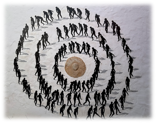 Djerbahood : Silhouettes en spirale autour d'un chapeau sur sol beige. Ombres allongées, composition graphique et harmonieuse. Effet hypnotique.