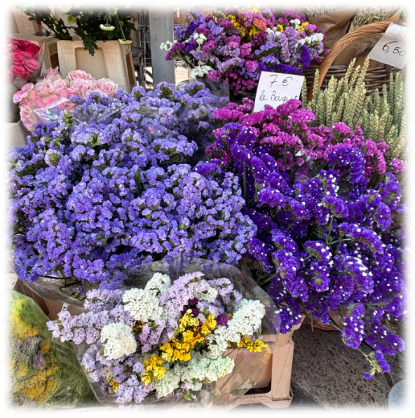 Étals de bouquets de fleurs violettes, roses et blanches au marché cours saleya à Nice