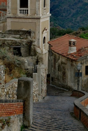 Scenic vineyards in Italy’s wine region featured in a travel guide to exploring Italy’s famous wine destinations.