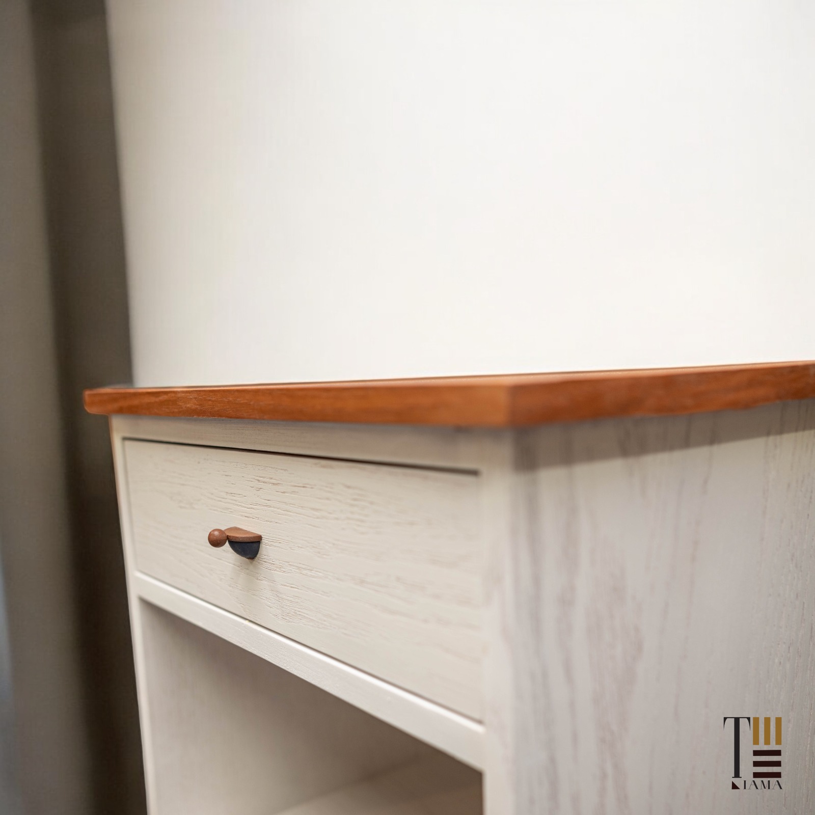 Snow White 02 — Bedside tables — Material: Natural Blockboard + Massive Oak — Veneer: Natural Oak — 2
