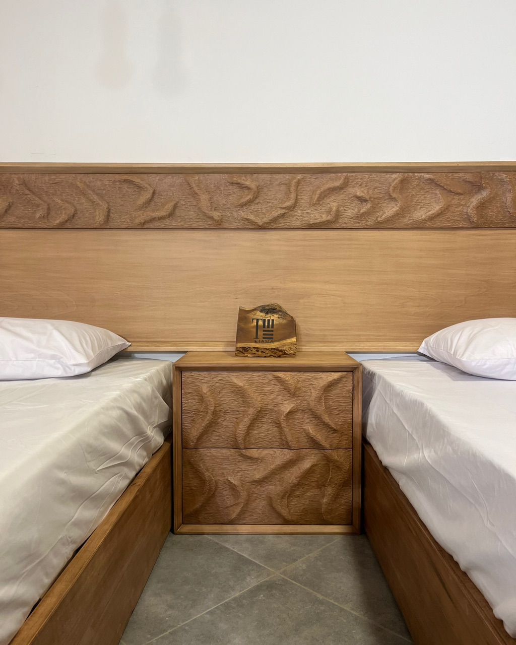 كومود — Dunes Bedside table — الخامة: خشب كونتر طبيعي + خشب زان مصمت "نحت يدوي" — القشرة: زان طبيعي