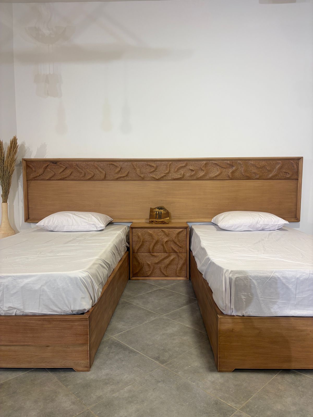 Dunes twin beds — Bed platform: Massive Beech wood — Headboard: Natural blockboard + Massive Beech "Hand carved Oyma"