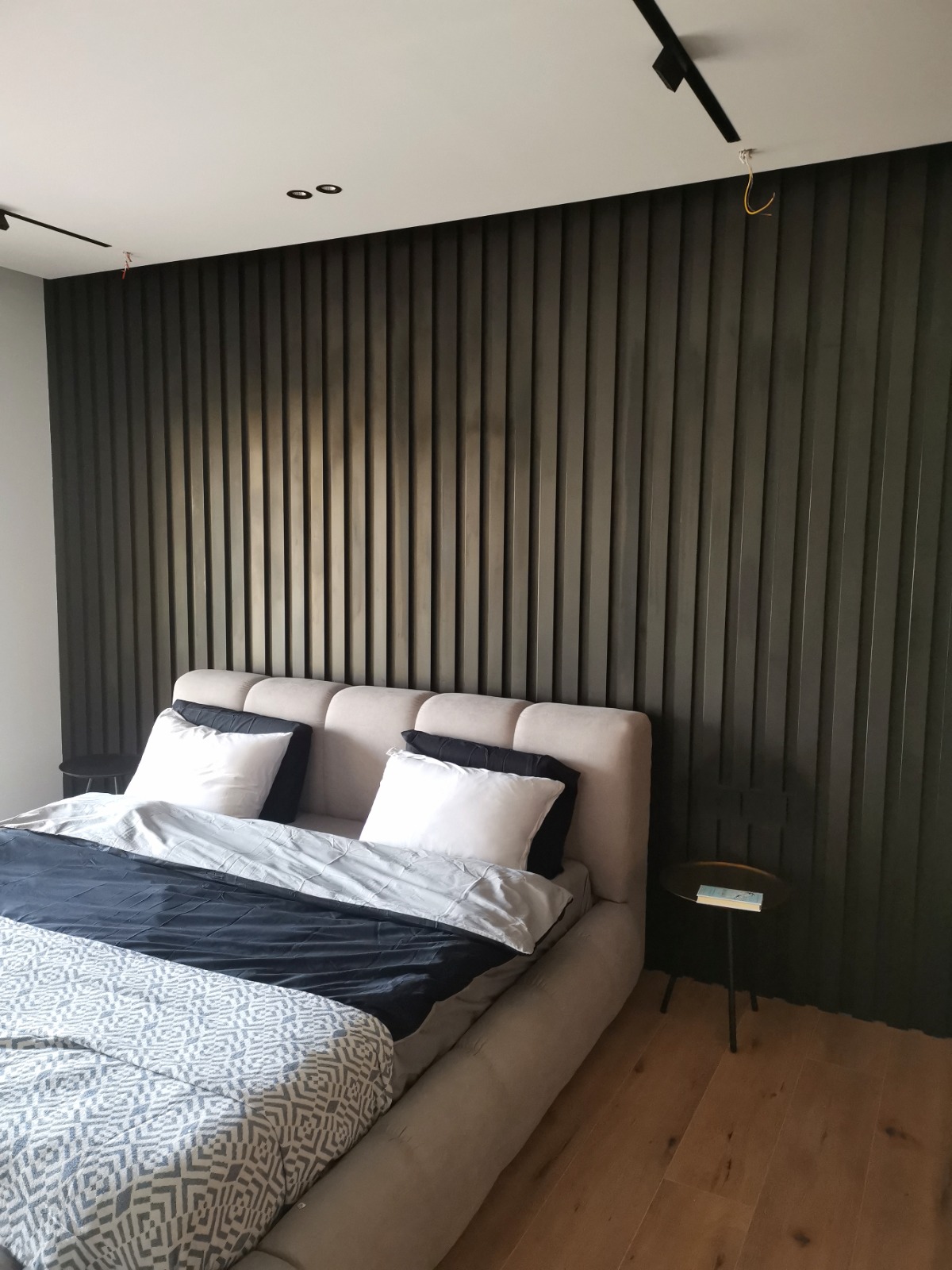 سرير — Velvet Bed — خامة قاعدة السرير: خشب صنوبر مصمت بسمك 5cm — خامة ظهر السرير: خشب كونتر طبيعي + زان مصمت — 2