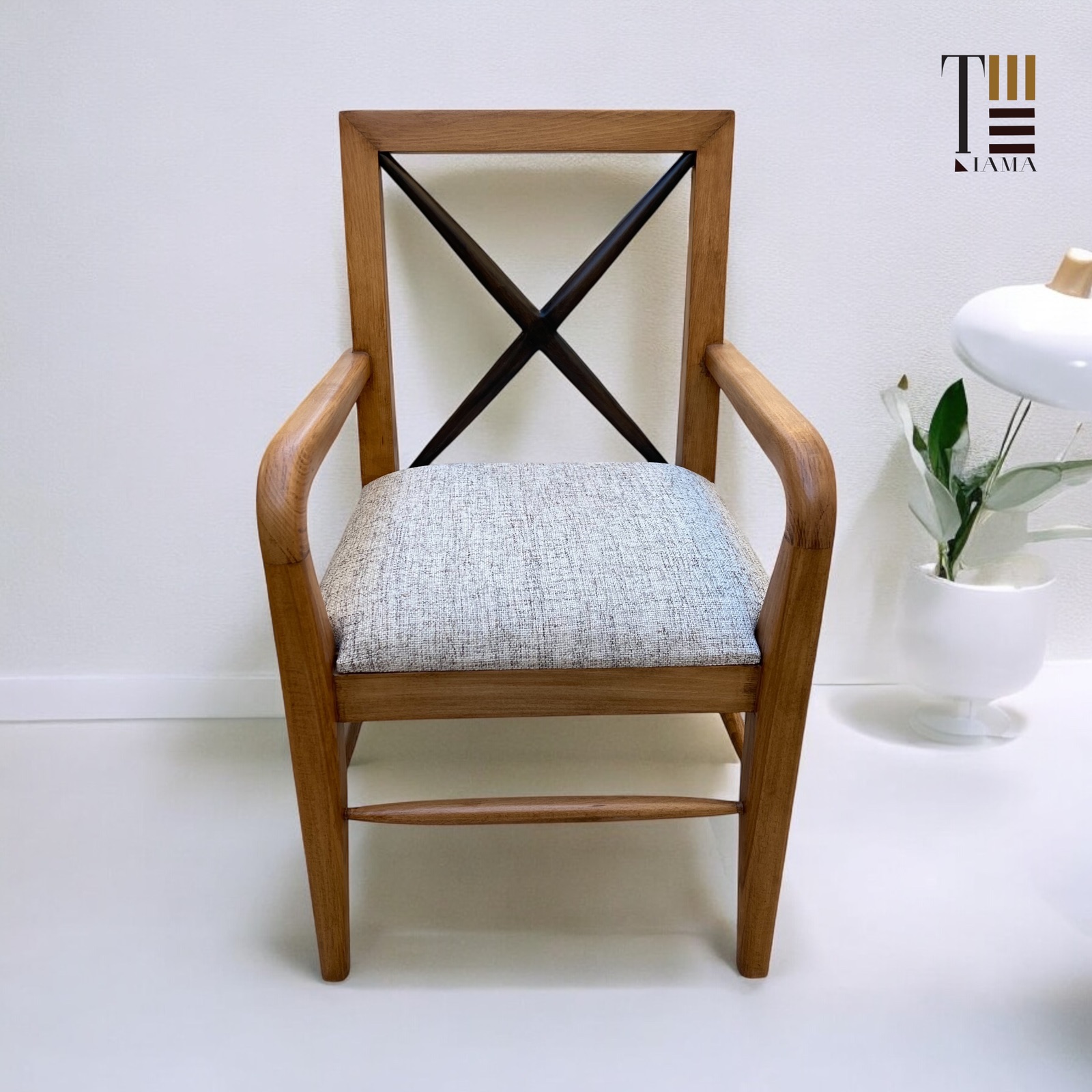 كرسي بذراعين — The Cavelier Armchair — الخامة: خشب زان روماني مصمت — الهيكل: خشب زان روماني مصمت