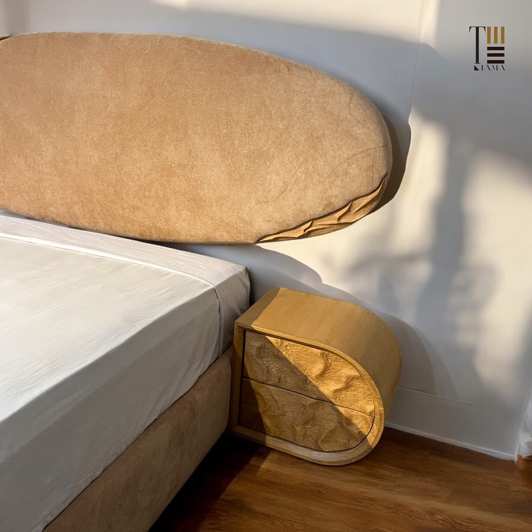 كومود — Blassimo Bedside table — الخامة: خشب كونتر طبيعي + خشب زان مصمت "نحت يدوي" — القشرة: زان طبيعي