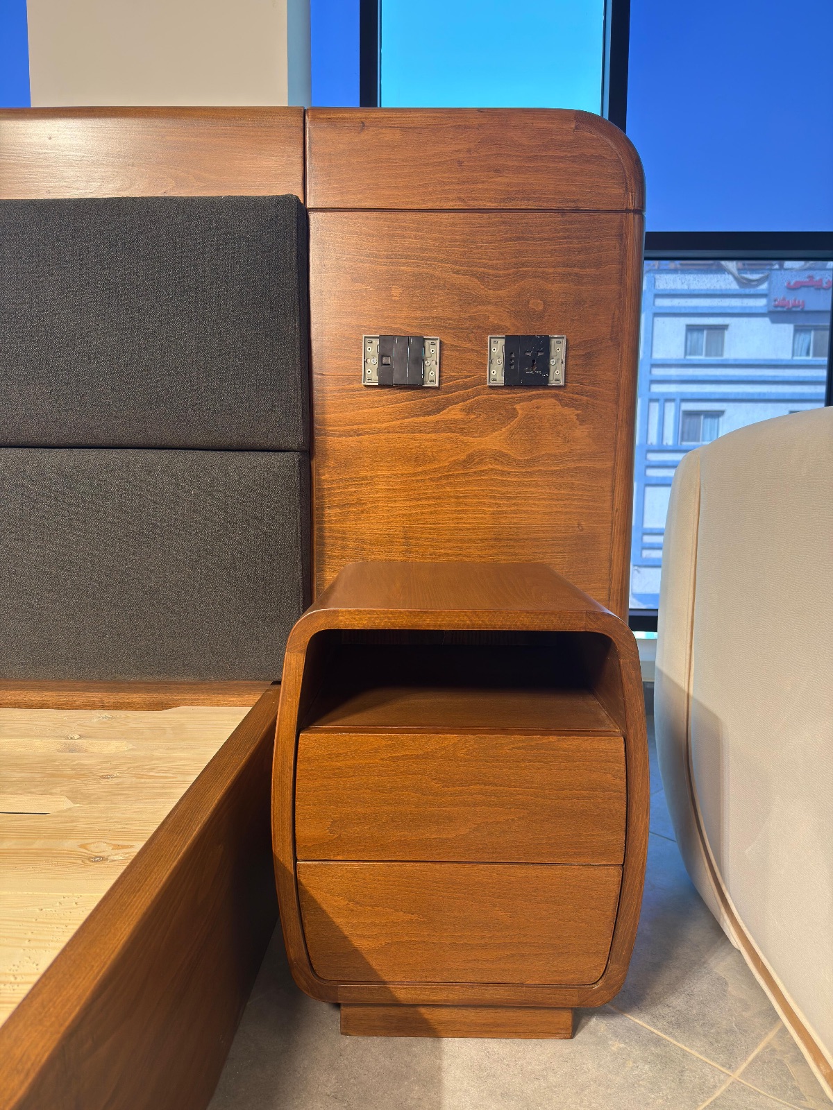 كومود — Budapest Bedside table — الخامة: خشب كونتر طبيعي + خشب زان مصمت — القشرة: زان طبيعي