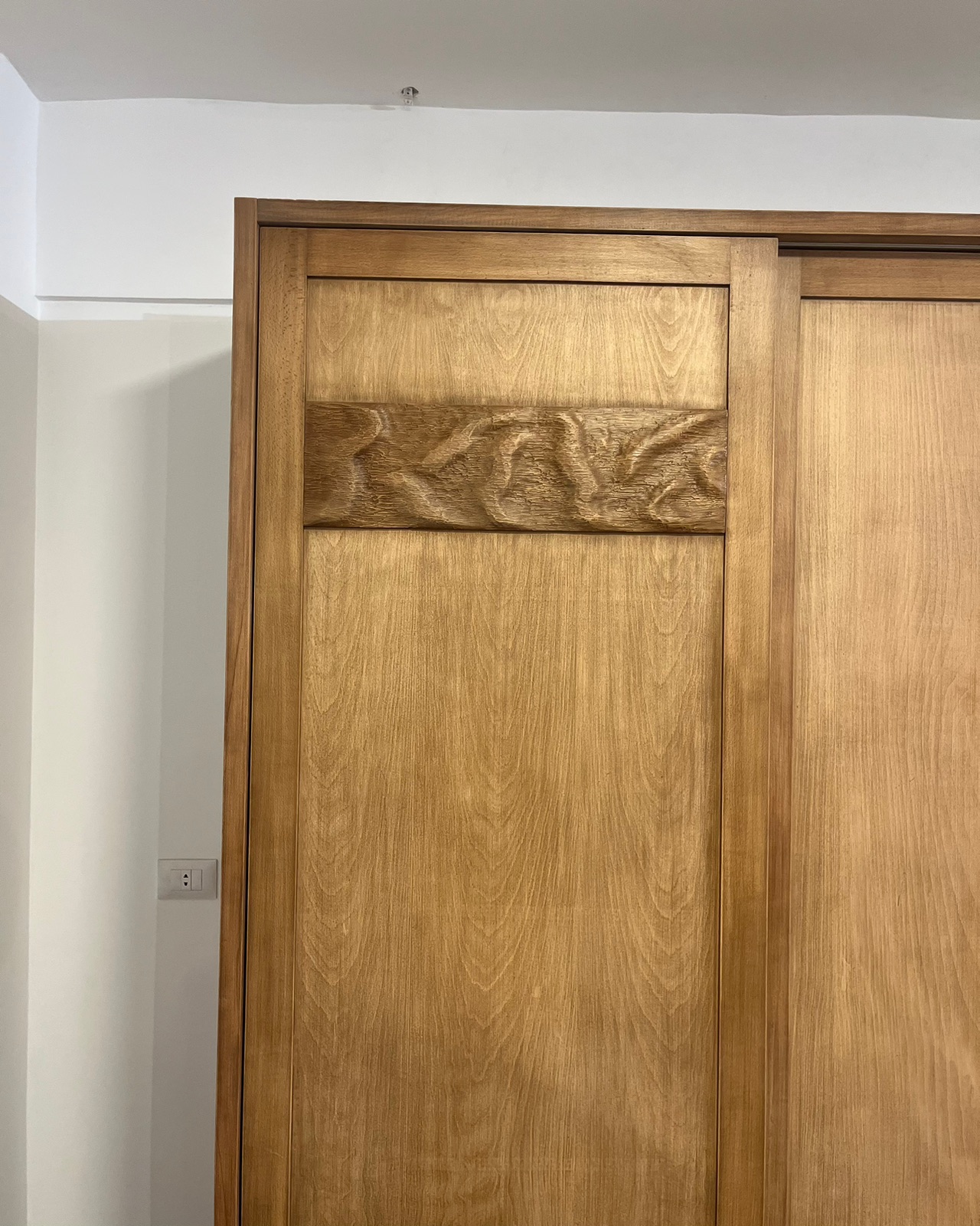 Dunes twin beds — Bed platform: Massive Beech wood — Headboard: Natural blockboard + Massive Beech "Hand carved Oyma" — 4