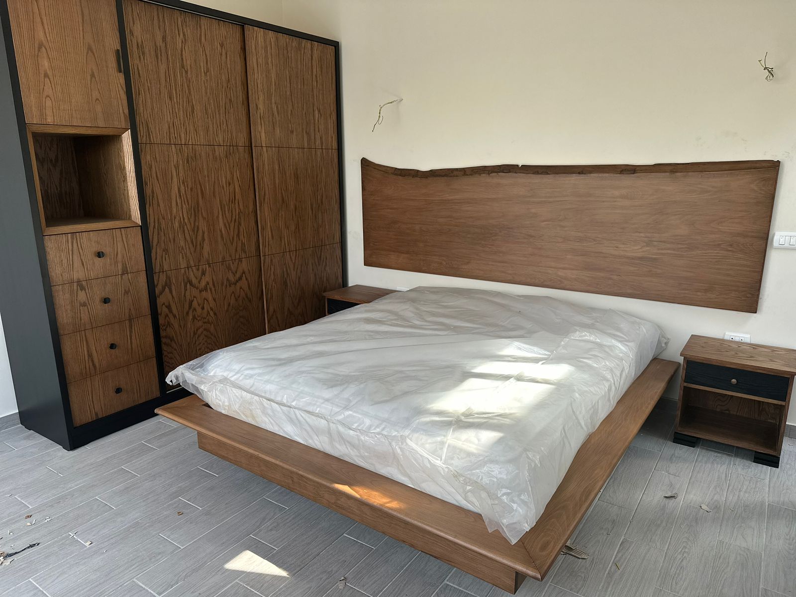 Bed story — Bed platform: Massive Beech wood — Headboard: Massive Beech Live edge — 4