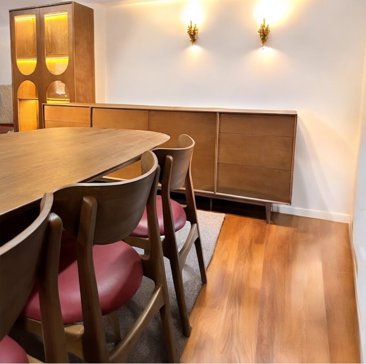 بوفيه سفرة — Tuliban Cabinet — الخامة: خشب زان مصمت +خشب كونتر طبيعي + LED warm light + 0.6cm زجاج — القشرة: زان طبيعي — 3