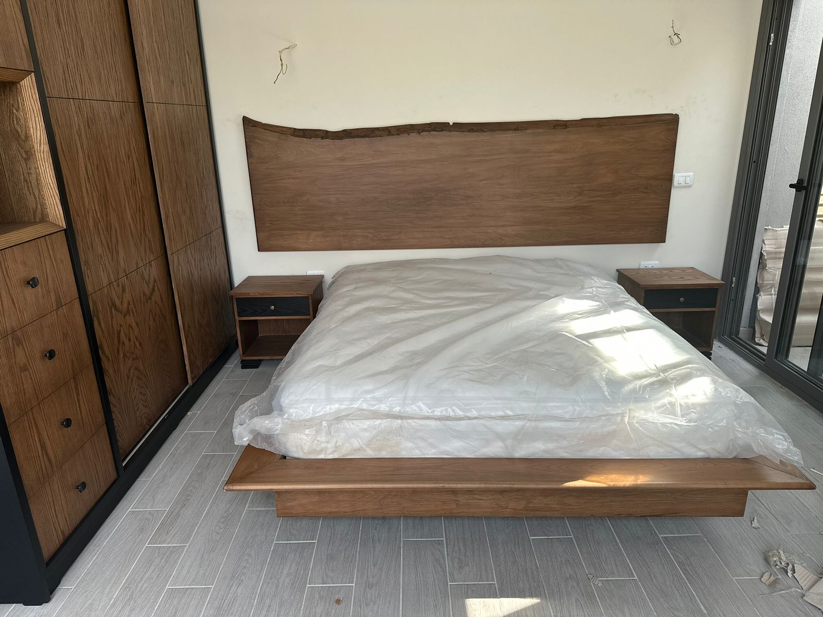 Bed story — Bed platform: Massive Beech wood — Headboard: Massive Beech Live edge — 5