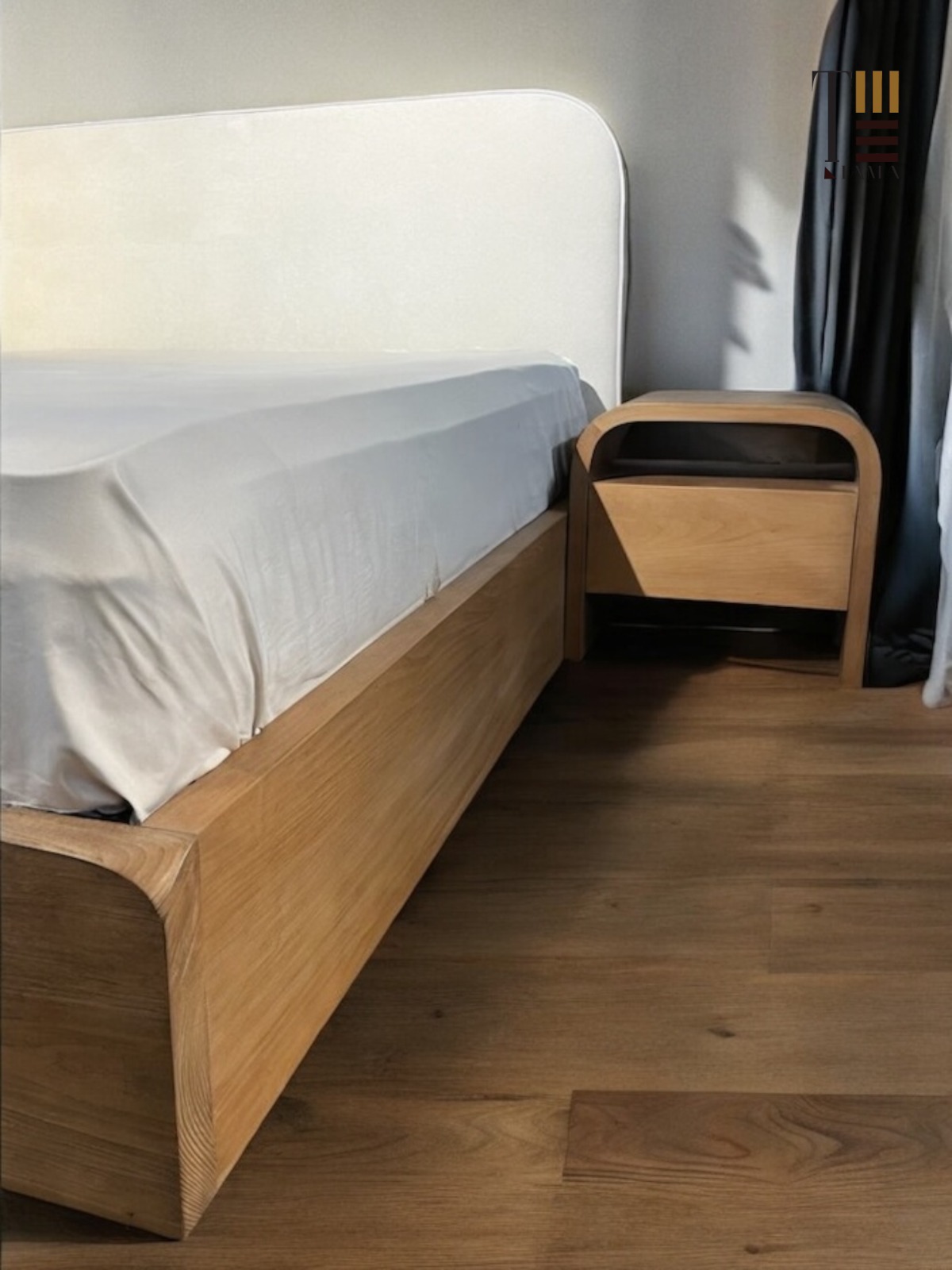 كومود — Lumina Bedside Table — الخامة: خشب كونتر طبيعي + خشب زان مصمت — القشرة: زان طبيعي — 1