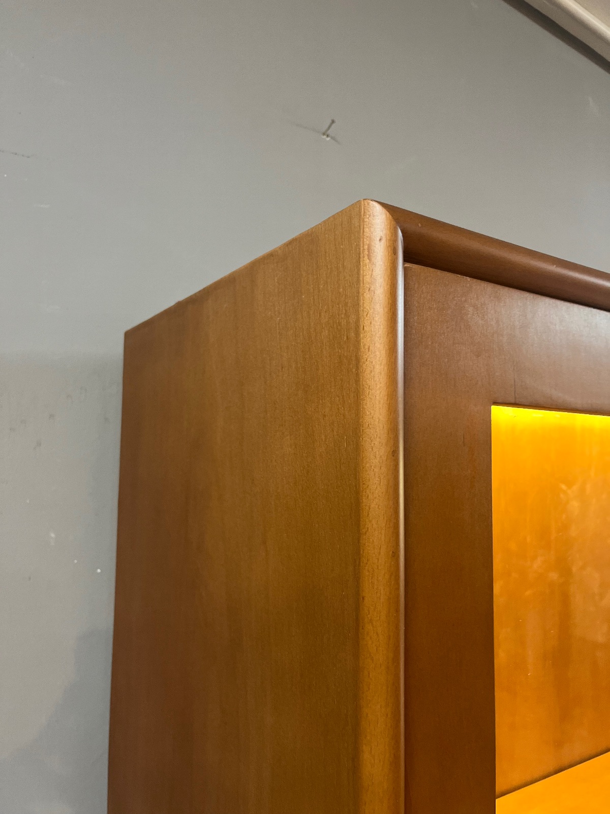 بوفيه سفرة — Tuliban Cabinet — الخامة: خشب زان مصمت +خشب كونتر طبيعي + LED warm light + 0.6cm زجاج — القشرة: زان طبيعي — 5