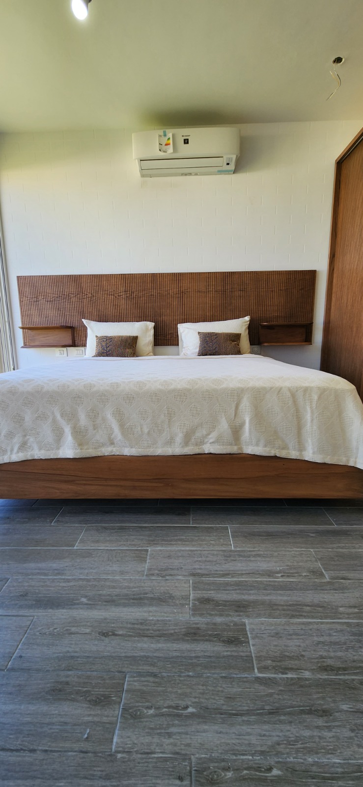Bare "Minimalist bed" — Bed platform: Massive Beech wood — Headboard: Spanish MDF Natural Oak veneer