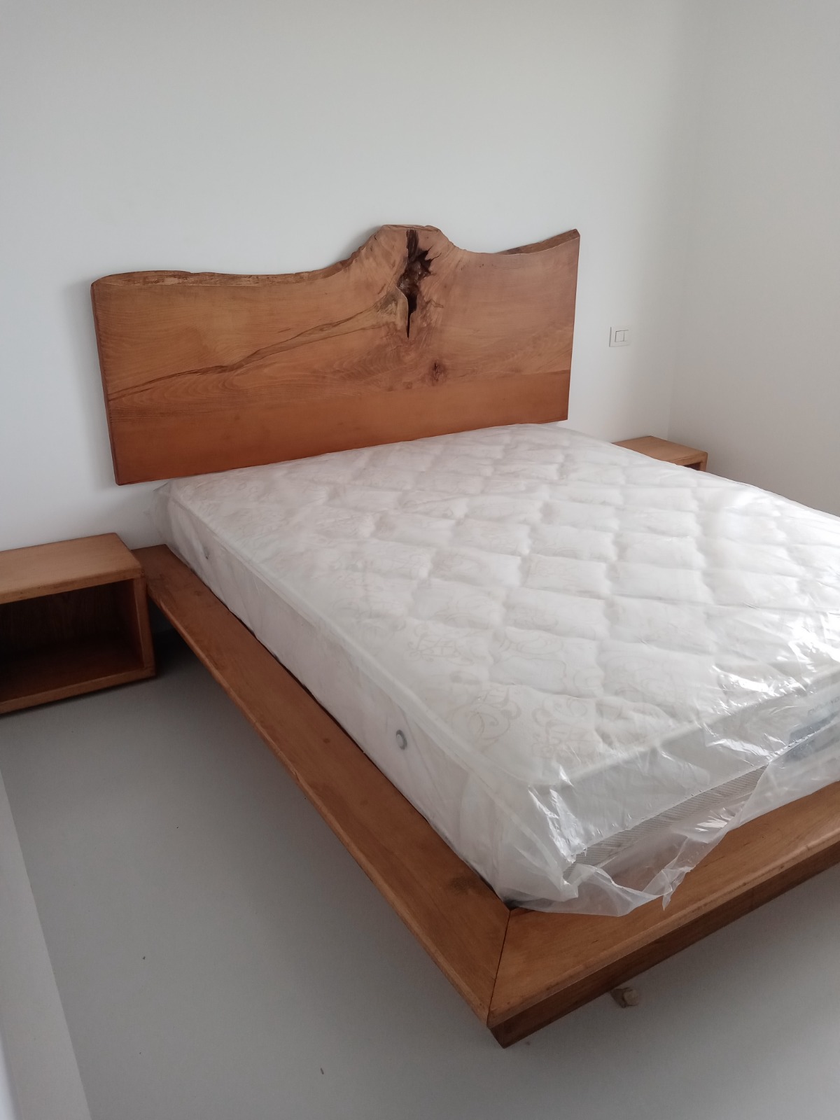 Bed story — Bed platform: Massive Beech wood — Headboard: Massive Beech Live edge — 3
